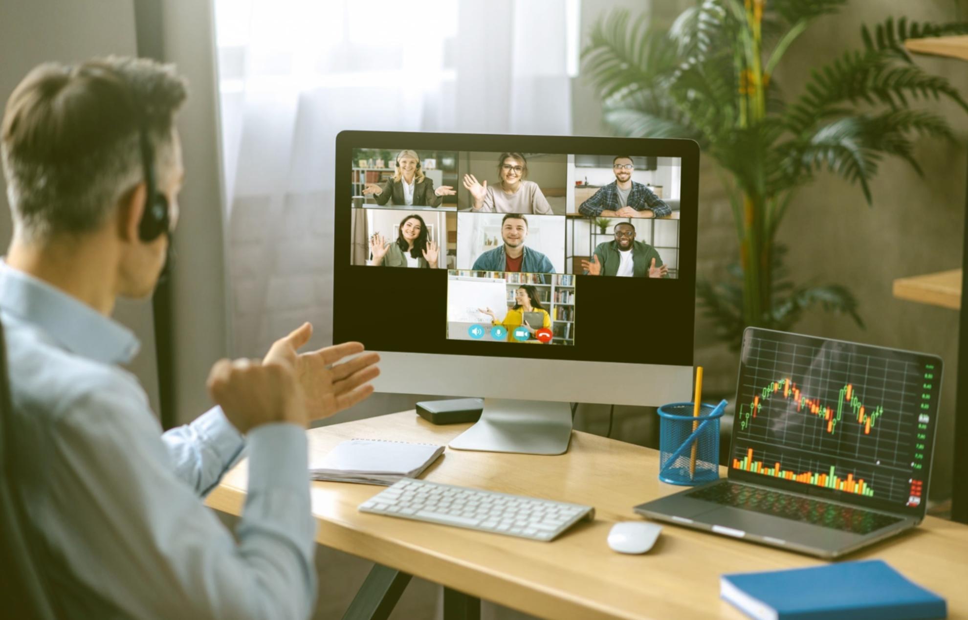 Équipe travaillant sur projet analytique collaboratif